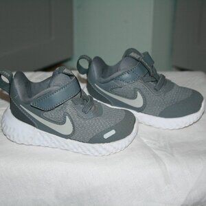 Toddler Nike Revolution Sneakers Size 5